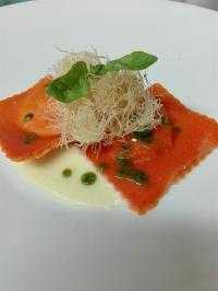 Raviolo rosso su vellutata di taleggio, gocce di basilico e pasta kataifi